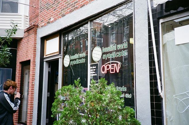 vxpx_irl's tweet photo. #beautifulworldsyndicate #recordstore #philly https://t.co/vLQfbUm6w2