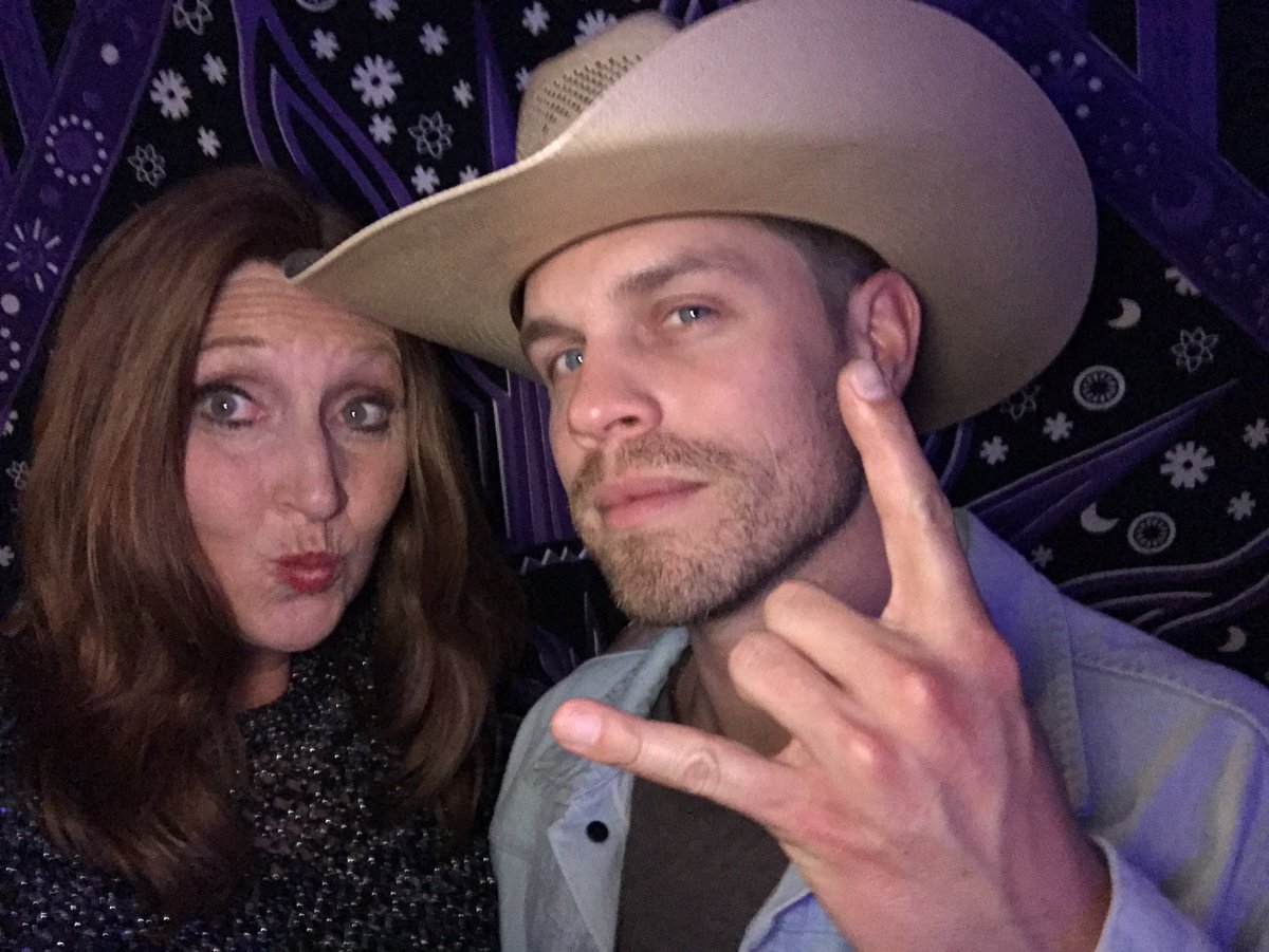 AngieWardonline's tweet image. Only my best #fishlips for @dustinlynch! #hornsupatl #reasontodrinkanothertour