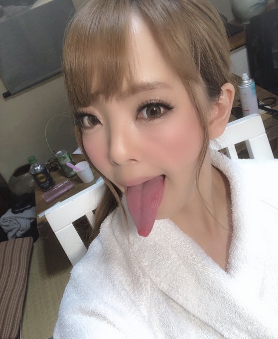 舌は長め👅 https://t.co/A1rLEWTJOk