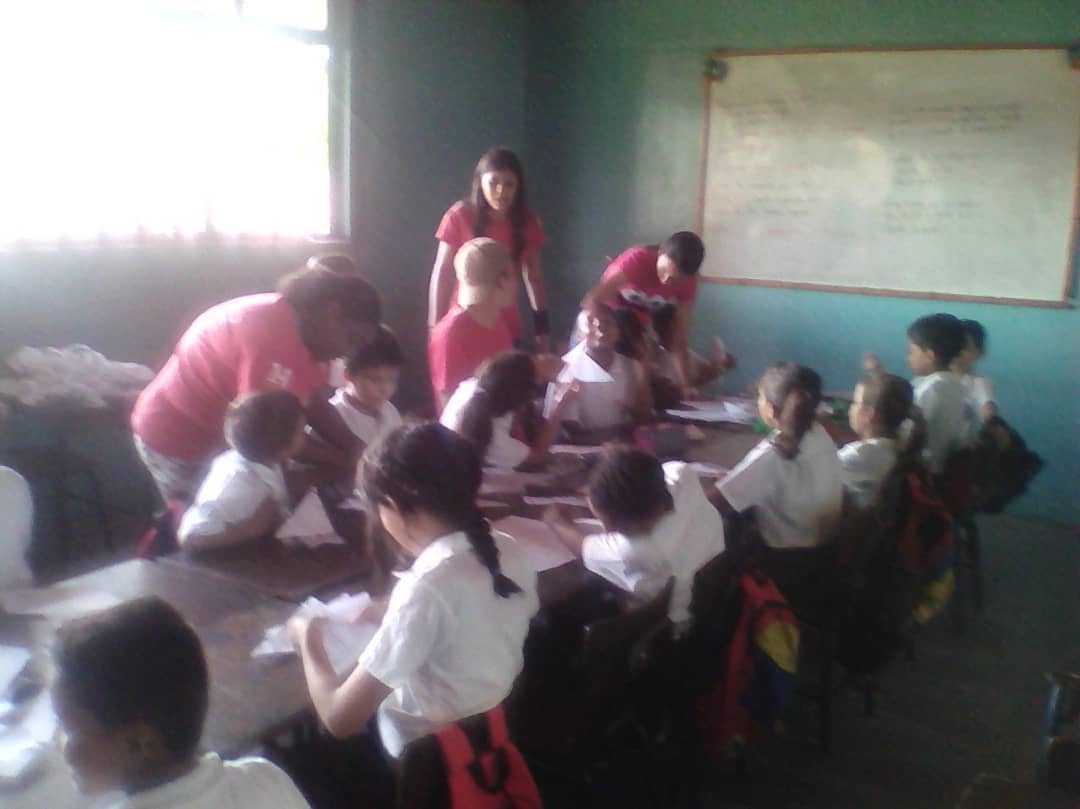 ffmcarabobo's tweet photo. NBC Francisco espejo en escuela haciendo manualidades navideñas. Eje 4 de Miguel Peña del Municipio Valencia. https://t.co/8BDXNsX3dX