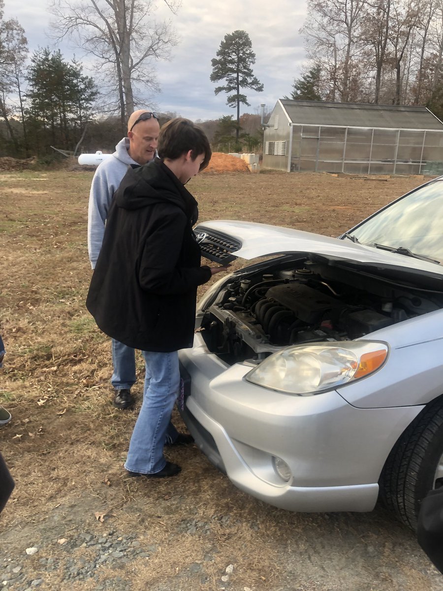 mlthrelkeld's tweet photo. Today Reagan FCCLA had “life skills 101” and thanks to Major Benyo we learned about taking care of a car, from checking the fluids to changing a tire! FCS & FCCLA=Skills4Life #ReaganFCS #VisitLower300 @BradRoyal_1 @bynum2009 @DP_CTE @NCFCSEd @NCFCCLA https://t.co/TITNXIbOEj