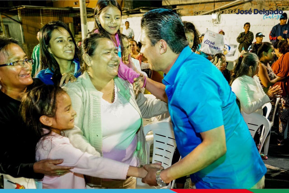 JoseDelgado_72's tweet photo. El cariño de la gente es mi mejor motivación para seguir con fuerza en el camino hacia el Manta del desarrollo. Muchas gracias a los moradores del barrio Primero de Mayo por el multitudinario respaldo 🤝💪🏻.

#MantaContigo
#ContigoSíPodemos
#JoséDelgadoContigo https://t.co/1q38mop1fK