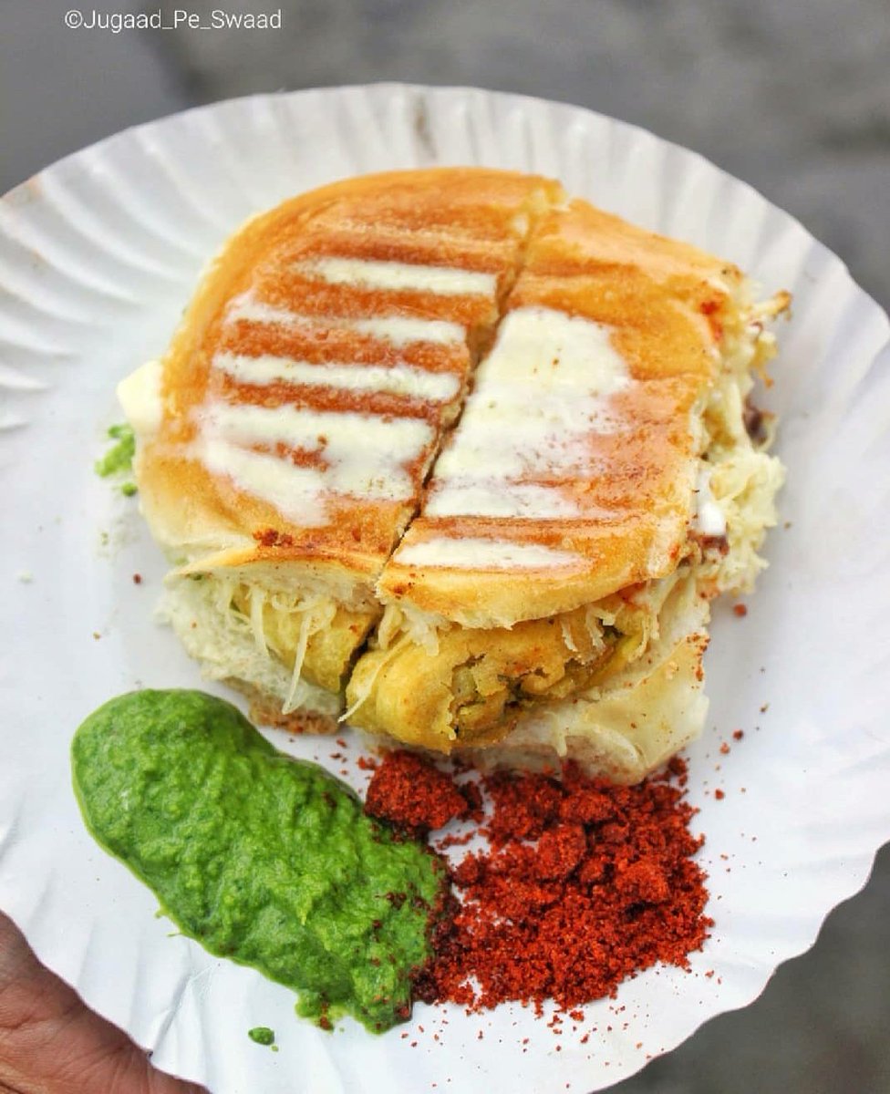 This place has one of the best Vada Pav in the city and this Cheese Mayonnaise Grilled Vada Pav definitely lived up to the hype
#foodofmumbai #snack #streetfood #MumbaiFoodie #Mumbai #munchies