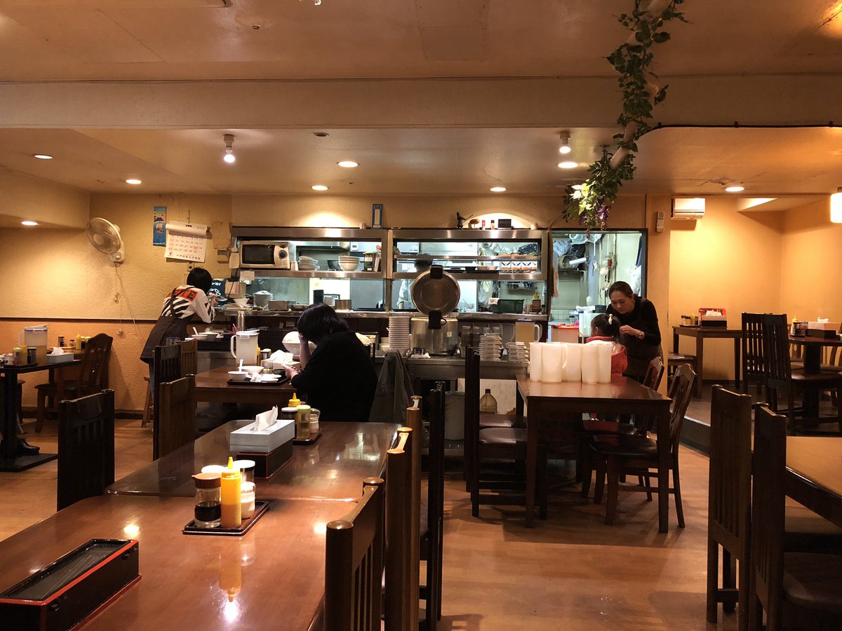 今日も中銀カプセルタワー前の中華屋「帝里加」でお昼ご飯。中は至って普通のお店。麺類よりご飯ものが美味しい。どんぶりいっぱいにご飯と麻婆豆腐が入ったマーボー丼590円がおススメ。うまし。大満腹。