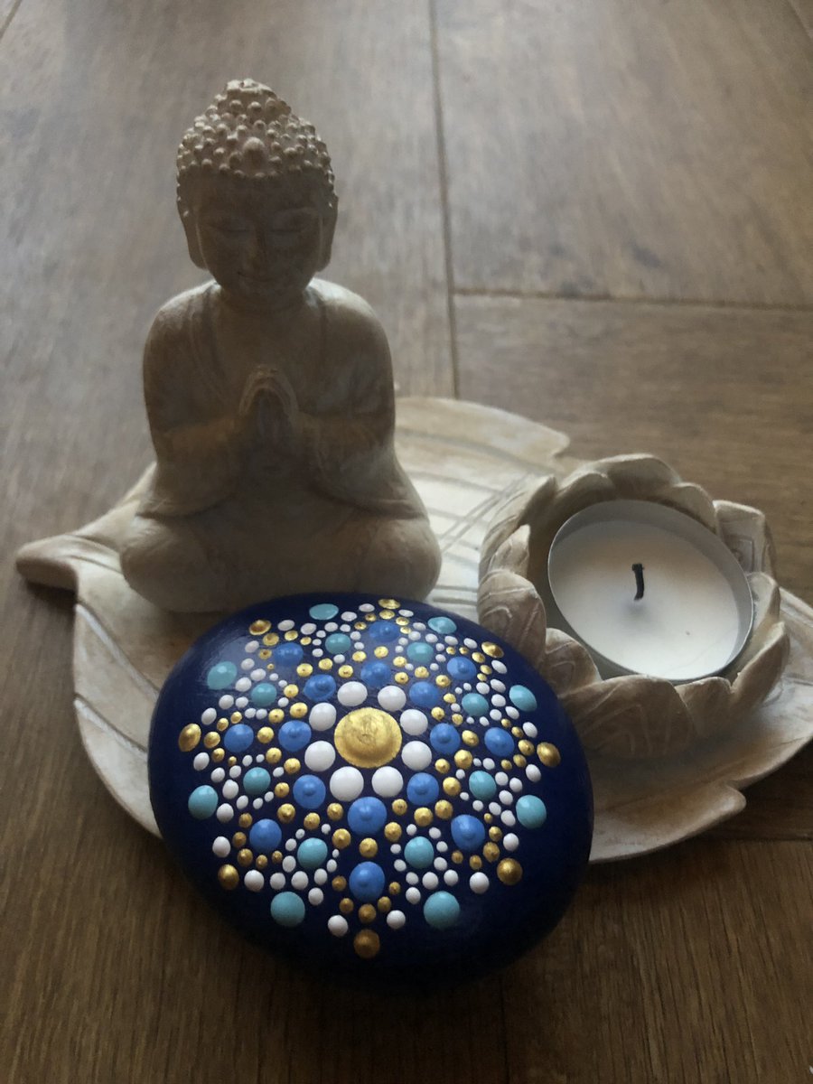 amyphillipsart's tweet photo. Happy Friday People! A little dot mandala painted rock in lovely blues #dots #FridayFeeling #dotilism #art https://t.co/ae79Bb4dxb