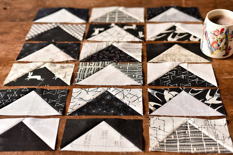 make_something's tweet image. BLACK &amp;amp; WHITE FLYING GEESE QUILT : THE RECIPE makesomething.ca/2018/11/30/bla…
