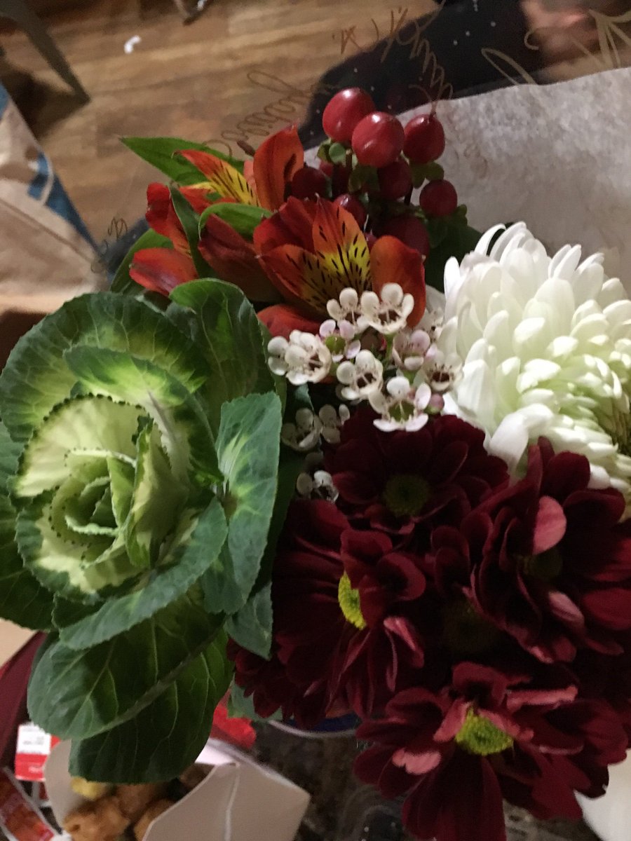HMJonesWrites's tweet photo. Got my first bouquet of pretties for Itโs Christmas, Charlie Brown! Opening night is tomorrow! #christmasplay #breakingaleg
#lucylives https://t.co/eMTXxVNoN2