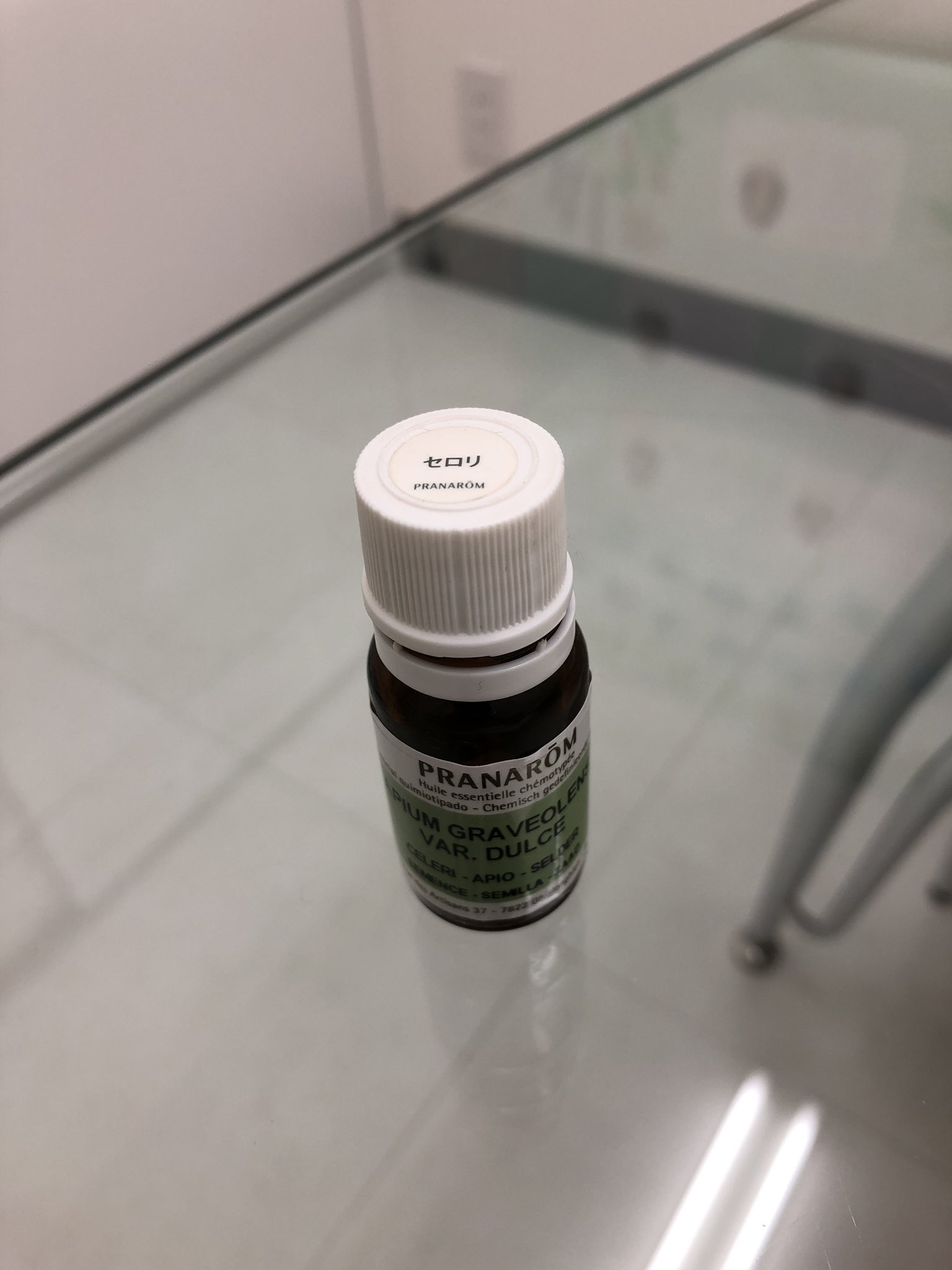 Nanao シミ 美白対策アロマ レモン セロリ ワイルドキャロット フランキンセンス など この夏に出来たシミに セロリ ワイルドキャロット をアーモンドオイルで希釈して使ってみました この２つの精油いい香りとは程遠いですが 効果抜群