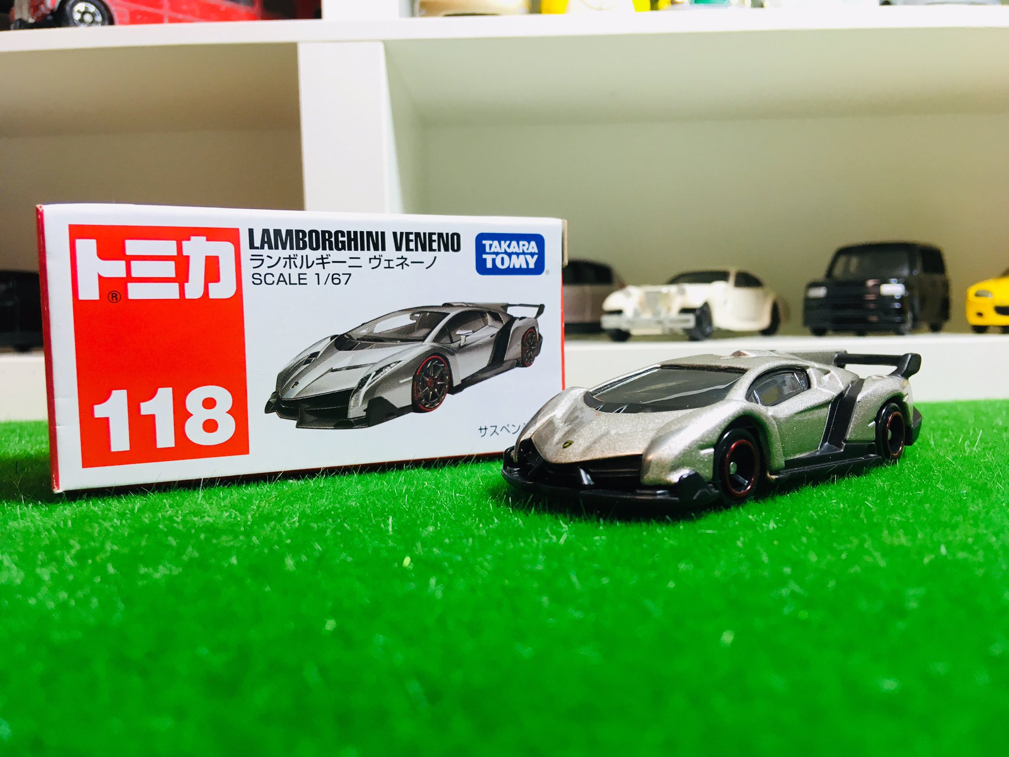 トミコレ トミカ ランボルギーニ ヴェネーノ トミカコレクションno 221 118 4 ランボルギーニ ヴェネーノ 初回版はイエローというド派手なカラー 通常品はシルバーで塗装されていて世界で限定3台として発売されました 価格は4億円 ホイールの縁は