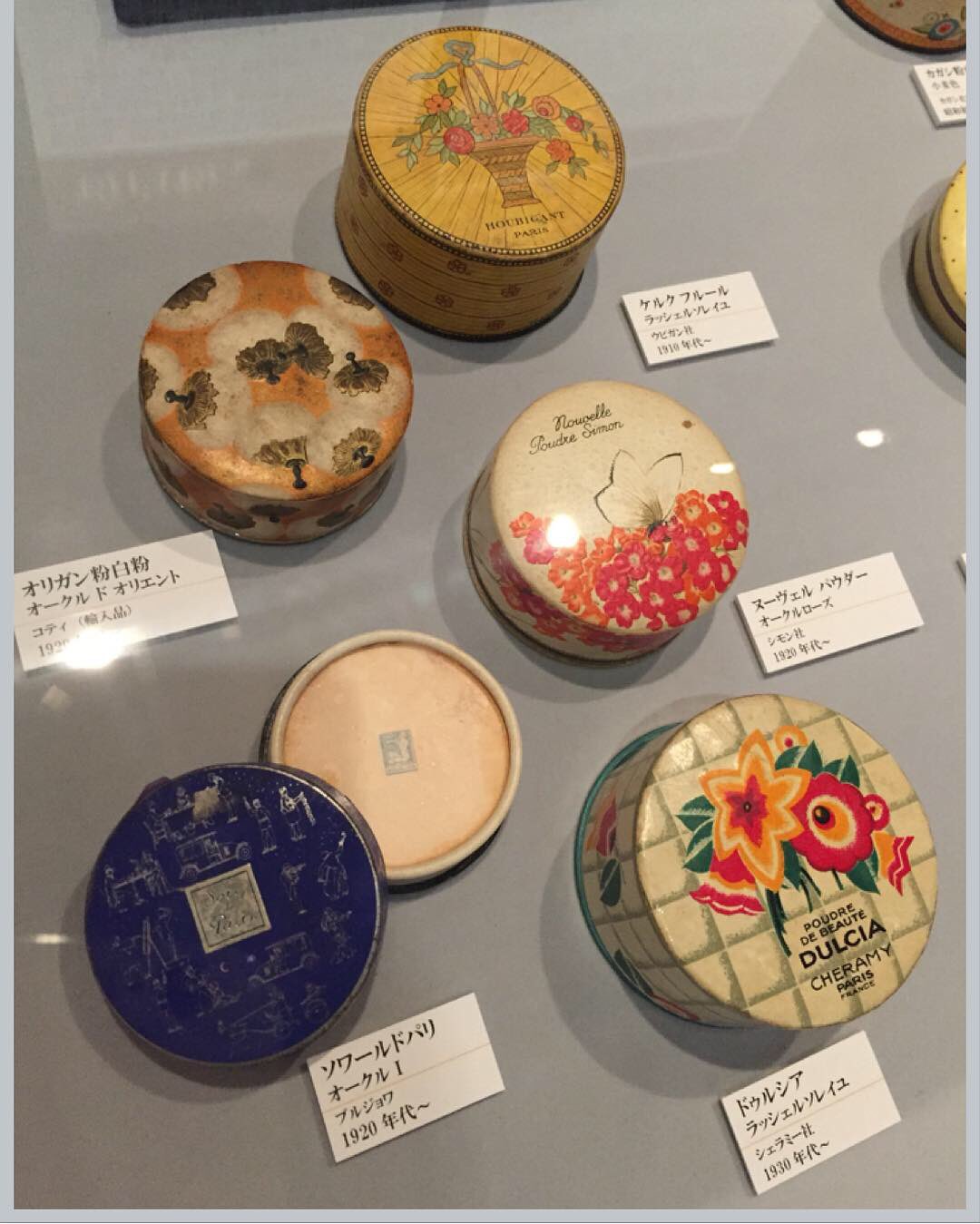 紅ミュージアム テーマ展示 まつ毛にお化粧を アイメイクへのまなざし 10 23 على تويتر 19年くらいに実際にフランスで使われていた粉白粉 ウビガン コティ ブルジョワなど今も人気の化粧品メーカーですね 紅ミュージアム 伊勢 紅ミュージアム テーマ展示 まつ毛にお化粧を アイメイクへのまなざし 10 23 على تويتر 19年くらいに実際にフランスで使われていた粉白粉 ウビガン コティ ブルジョワなど今も人気の化粧品メーカーですね 紅ミュージアム 伊勢