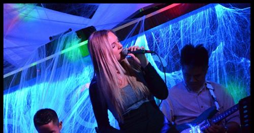 InfoGroupe's tweet image. Lip, ce sont six musiciens : guitariste, bassiste, batteur, pianiste et deux chanteuses... Style : Rnb, pop, disco, funk, variété, etc... #lip #musicien #piano info-groupe.com/lip/