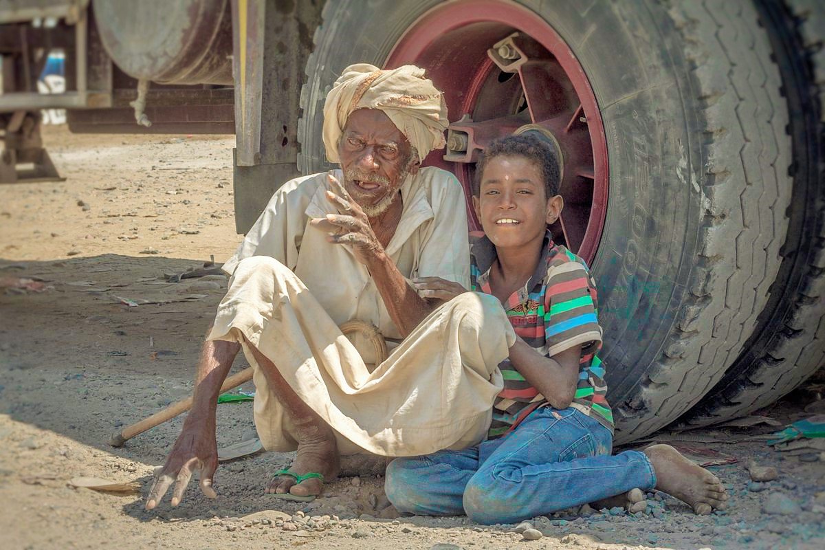 ICRC_ar's tweet photo. محمد من #اليمن..
فقد بصره منذ زمن
وفقد منزله في #الحديدة مؤخرًا

 نزح محمد من مدينته وهو اليوم يعتمد على حفيده ليث في التنقل وعلى المساعدات الإنسانية لإطعام أسرته.. https://t.co/NK3jouua5V