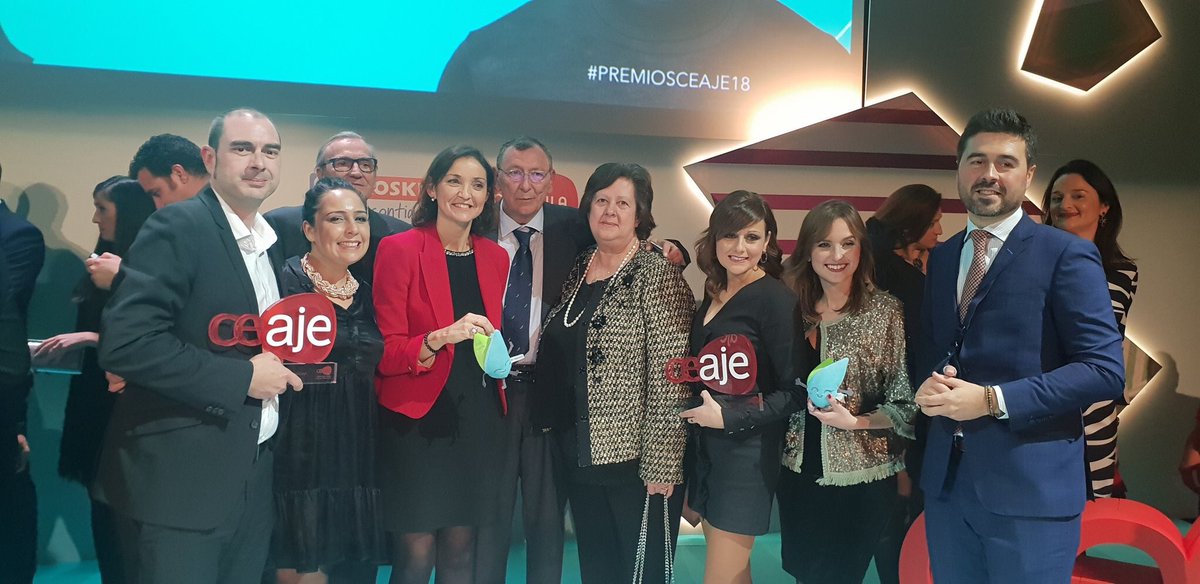 Anoche se celebró el XVI #premiojovenempresario de <a href="/CEAJE/">CEAJE</a> , #albacete #clm logró 2 accésit #generacional <a href="/panaderia_jesus/">Panadería Jesús</a>  e #innovacion para <a href="/mifarma/">Mifarma</a> . Aquí toda la familia de asistentes. Gracias al equipo de #ceaje por tal reconocimiento !!! #noticiasalbacete