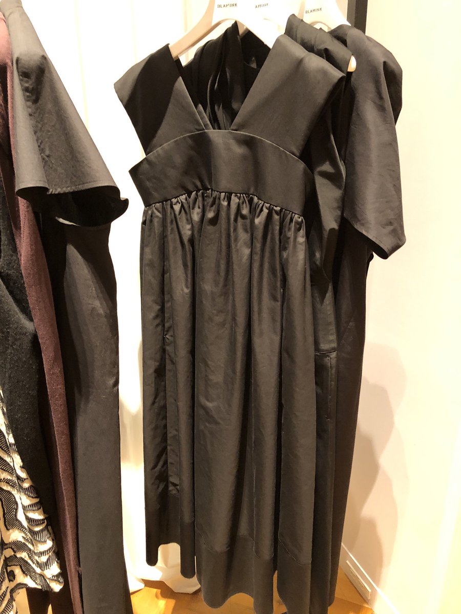 RETOYSweb's tweet photo. BLAMINKの2019春夏展示会。アイコニックな効かせカラーやサーフカルチャー、スポーティルックとのミックススタイルは大人こそトライしたい気分♪ #blamink
https://t.co/ixyyP7aSTT https://t.co/3gpCU6DLnx