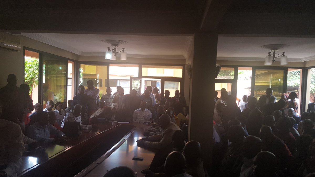 MichelMoto1's tweet photo. 🔴#KIN_30NOV #GB
Le Président @VitalKamerhe1 réunit en ce moment la #DirectionPolitique de #UNC pour la #Restitution des négociations de #Genève et de #Nairobi. Il en a profité pour remercier les kinoises et kinois venus nombreux accueillir le #TicketGagnant #FATSHIVIT #RDC2018 https://t.co/hq9ZGkrxz9