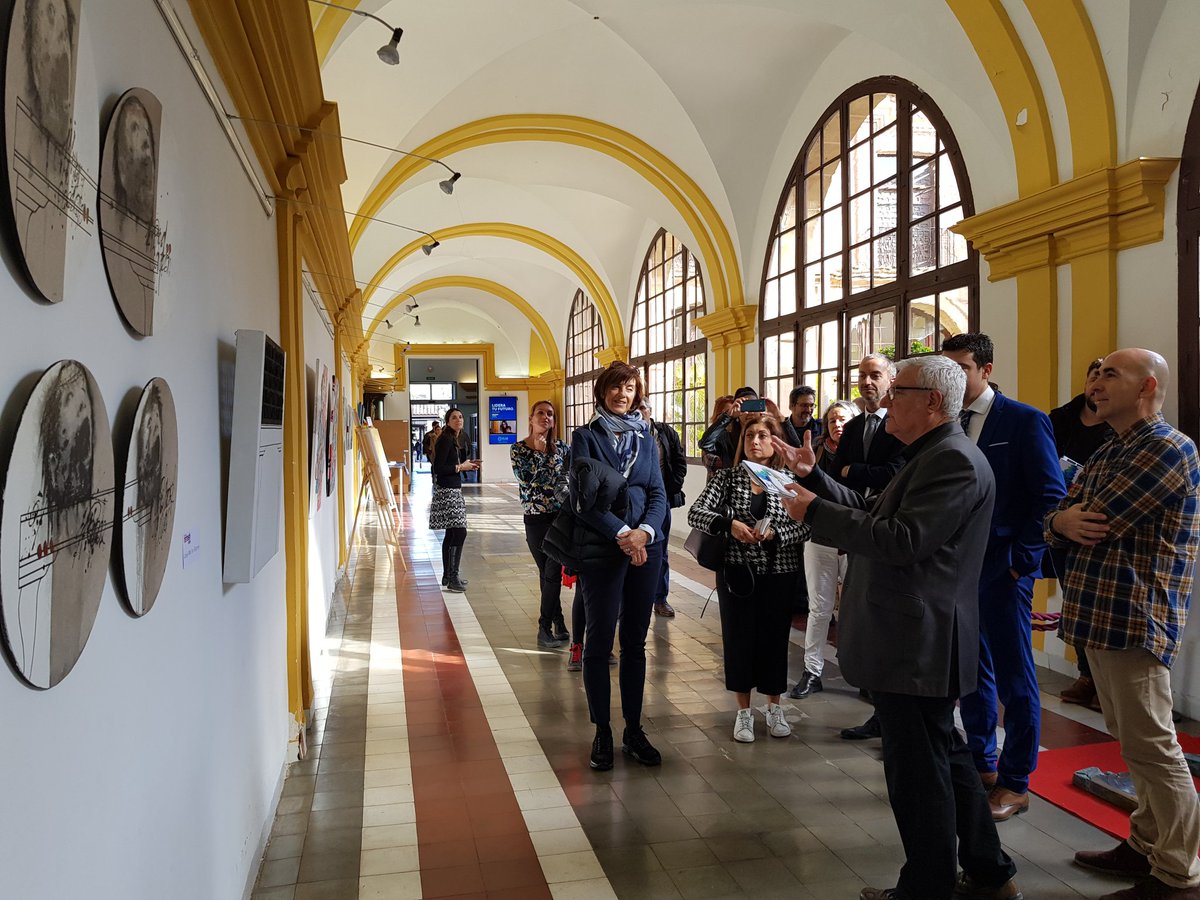 UCAM_OPRI's tweet photo. La comitiva se interesa por las obras de ArtMur #UCAMRefreshWeek #EuropeForCulture #CreativeEurope https://t.co/HZiL5R4mzn