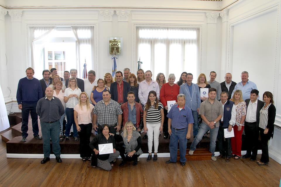 CapacitacionR4's tweet photo. Compartimos la alegría de la entrega de certificados a Empleados/as Municipales que, este año, tuvieron la posibilidad de culminar una etapa importante de su vida: los estudios. Egresados/as de nivel primario y secundario.

FELICITACIONES! https://t.co/R3VpN3jR4O