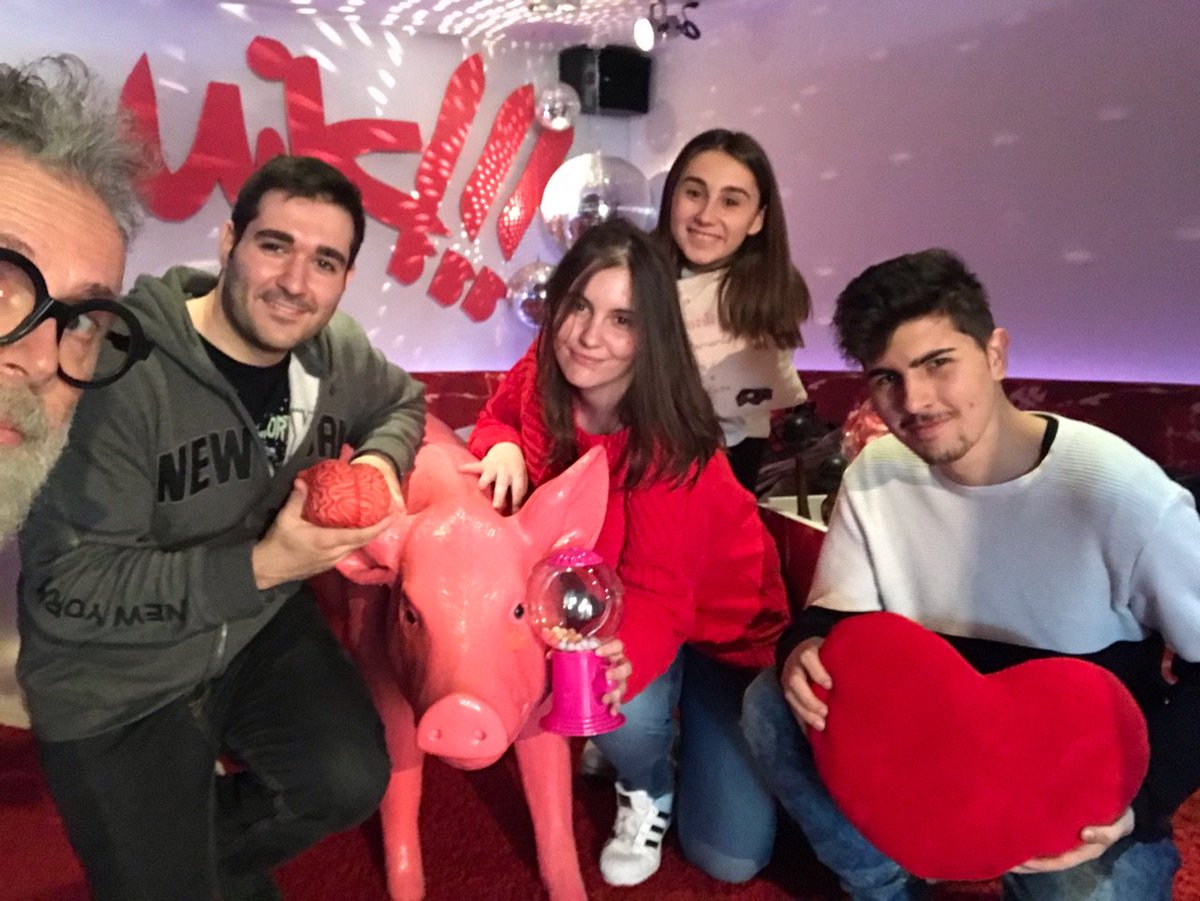 ¡Toma visita! Un cuarteto dinámico/apasionado procedente de la #UJI. Estudiantes de Comunicación capaces de cascarse 6 horas de coche oyendo a Estopa para conocernos y lidiar con respuestas poliédricas y carcajadas desconcertantes. ¡Moláis mil!
<a href="/UJI_noticias/">UJI (cuenta desactivada)</a> @UJI_noticies