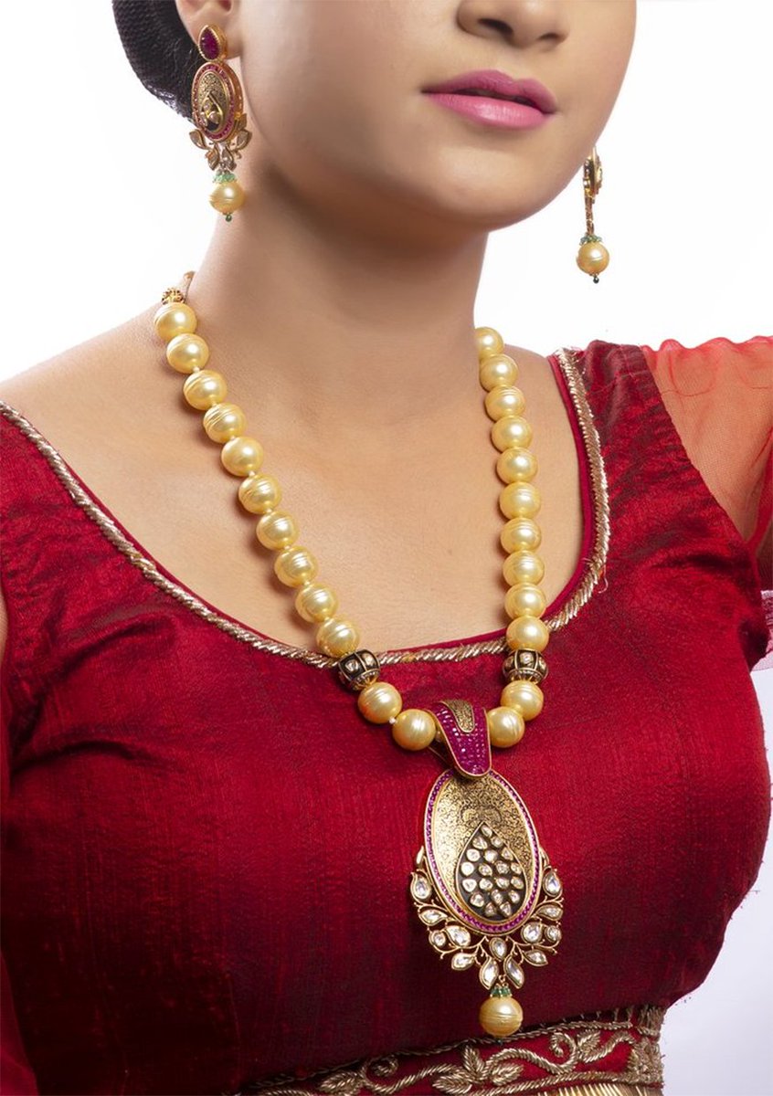 ArtifyJewels's tweet photo. If you are in for that 'not so common' yet cheerful look,😍 here's our #Kanika #Necklace set📿 for you 🙂
🛍️🛒You can order it here: 🌐https://t.co/vXc2XwcIea
#Pearl #PearlNecklace #YellowPearls @ArtifyJewels https://t.co/CA0RMcLnKE