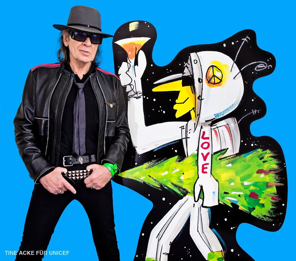 Galaktische Weihnachtsgrüsse aus dem All, liebe  Menschenfamilie, - ein neues Bild in Panicolor für <a href="/UNICEFgermany/">UNICEF Deutschland</a>, inspired by <a href="/Astro_Alex/">Alexander Gerst</a>! 👨‍🚀🌎
Let’s stand up for peace‼️✌🏿

LOVE - euer Udo 

👉🏿👉 die neue panische #Unicef-Weihnachtskarte gibt’s hier: grusskarten.unicef.de/privatkunden/k…