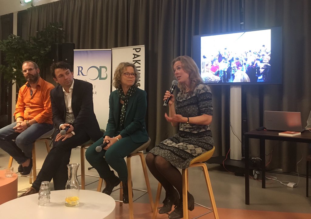 RathenauNL's tweet image. Twee avonden gingen we in gesprek over digitalisering en democratie met journalisten, politici, studenten en andere betrokkenen. Aan bod kwamen factchecks, mediawijsheid, #nepnieuws en meer. Lees de terugblik:  rathenau.nl/nl/kennis-voor… @Raad_ROB @deRegahNL #digidemo