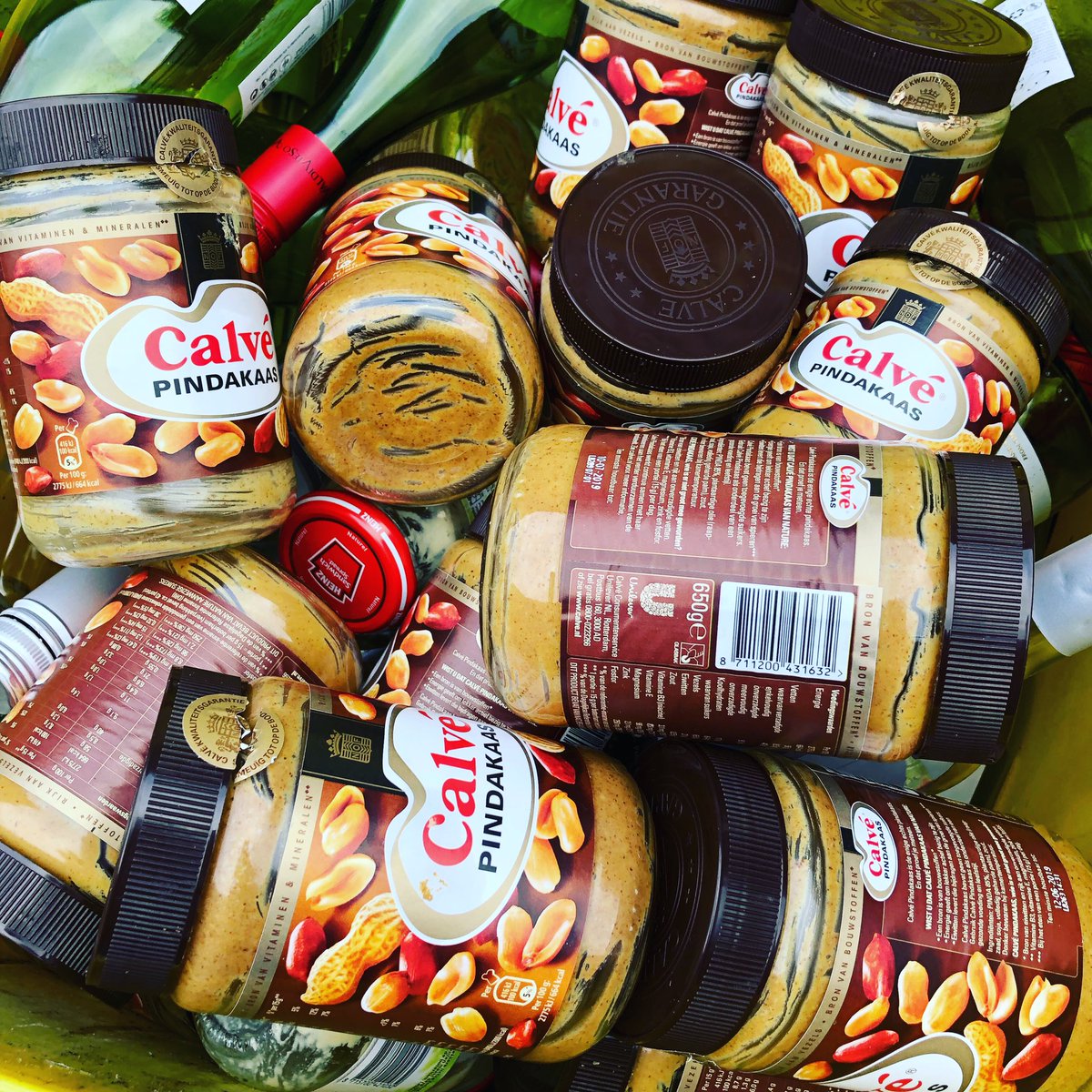 Ondertussen in de glasbak van <a href="/ditisfrappant/">Frappant</a>... Dingen waar we blij van worden. En groot en sterk natuurlijk. 💪😉
#blijdag #calvepindakaas #groot #sterk #frappant