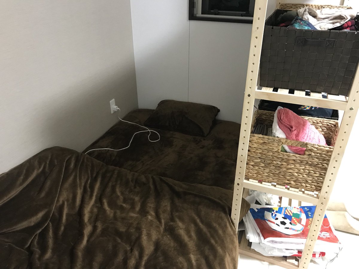トマトクン フラベジ 棚で区切って小部屋みたいにしました 狭いところが好きです