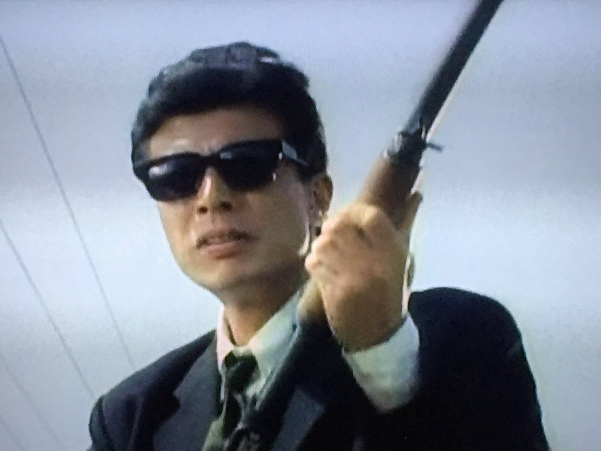 続き 牧刑事はガバメント(牧ガバ)以外にも 状況に応じライフルや