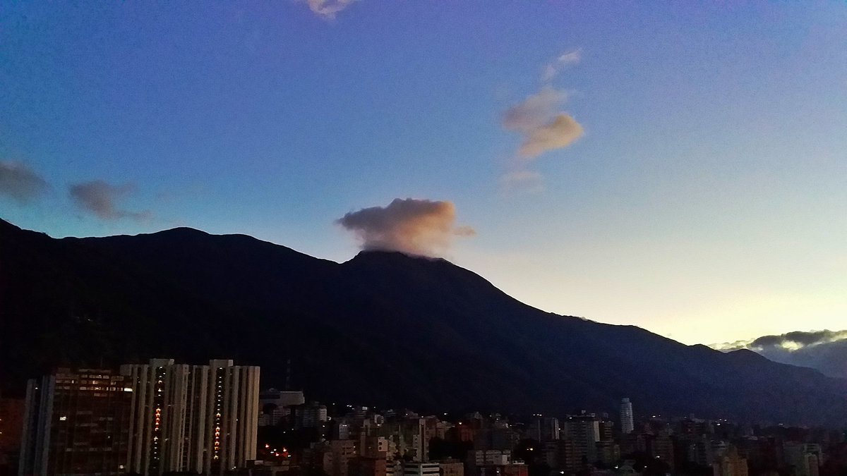 jenniferlanz's tweet photo. Acurrucados... #AmanecerCaraqueño #30Nov18 https://t.co/UFUdC8O9nA