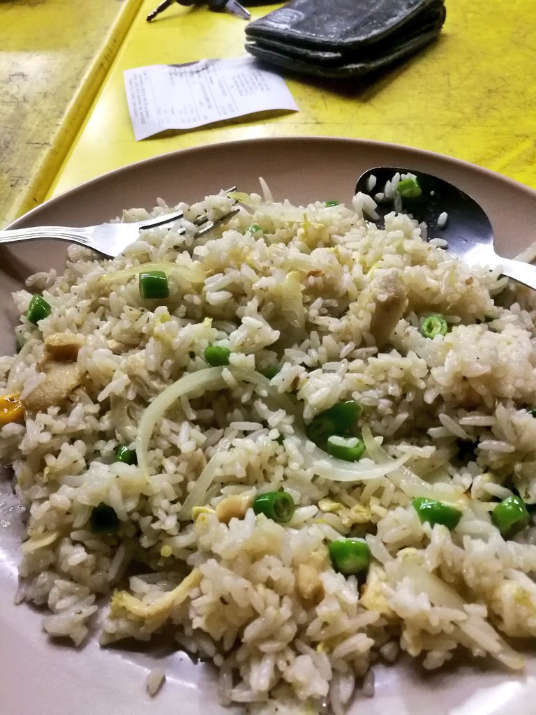 encikmone's tweet photo. salam kedai kedai tomyam di seluruh malaysia. bila kami order nasi goreng cili padi, kami nak cili tu ditumbuk ditumis lepastu goreng dgn nasik. bukan buat nasi goreng biasa lepastu tabur cili hanat https://t.co/7mu3ome6tc