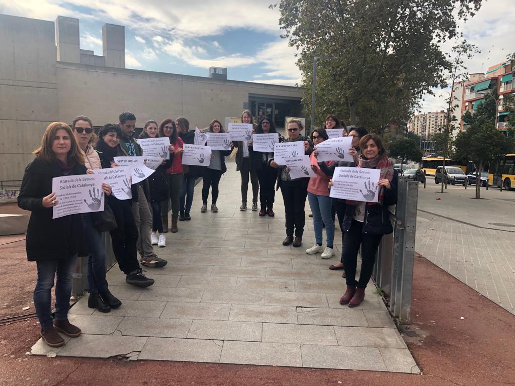 CATAC_IAC's tweet photo. #Badalona
🆘TOT EL SUPORT A LES CONCENTRACIONS A LES PORTES DELS SERVEIS SOCIALS EN REBUIG A LES AGRESSIONS QUE PATEIXEN ENS PROFESSIONALS D'AQUEST ÀMBIT🆘
#aturadaserveissocials 
#prouagressions 
@CatacBadalona 
@AjBadalona https://t.co/F6qcHdWLxI