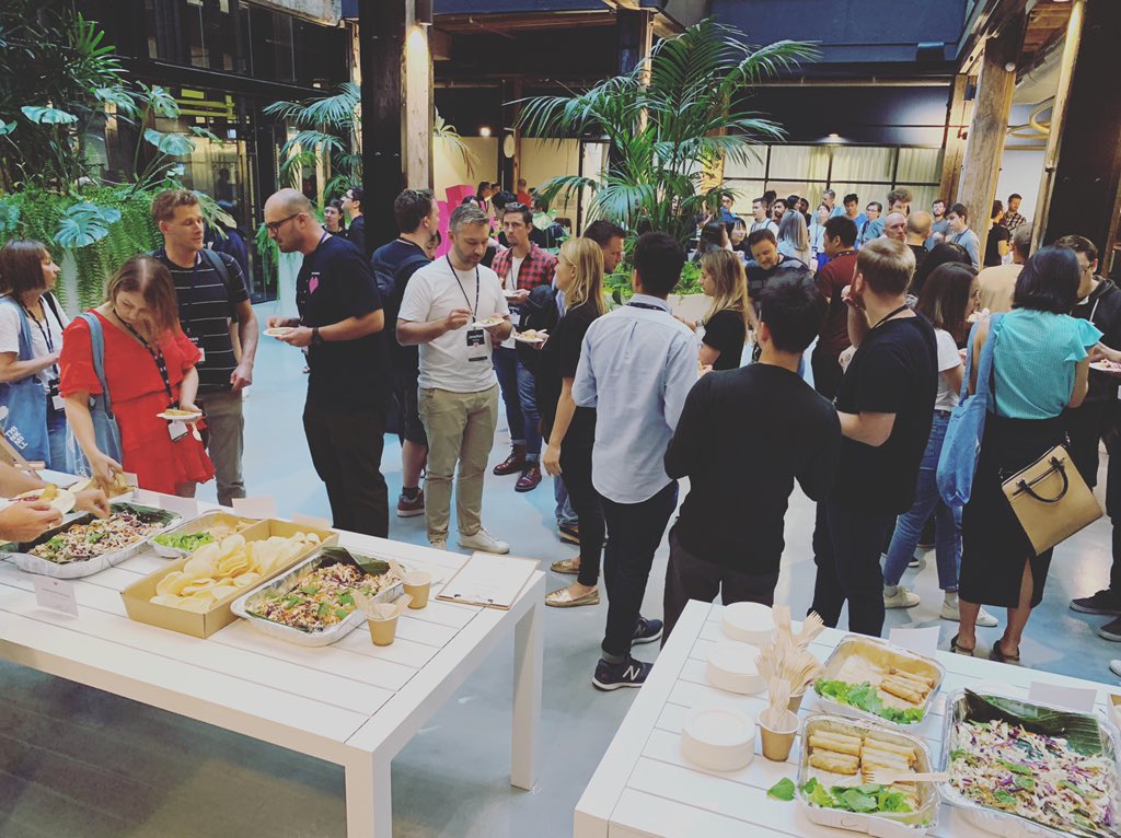 Cuốn tweet media