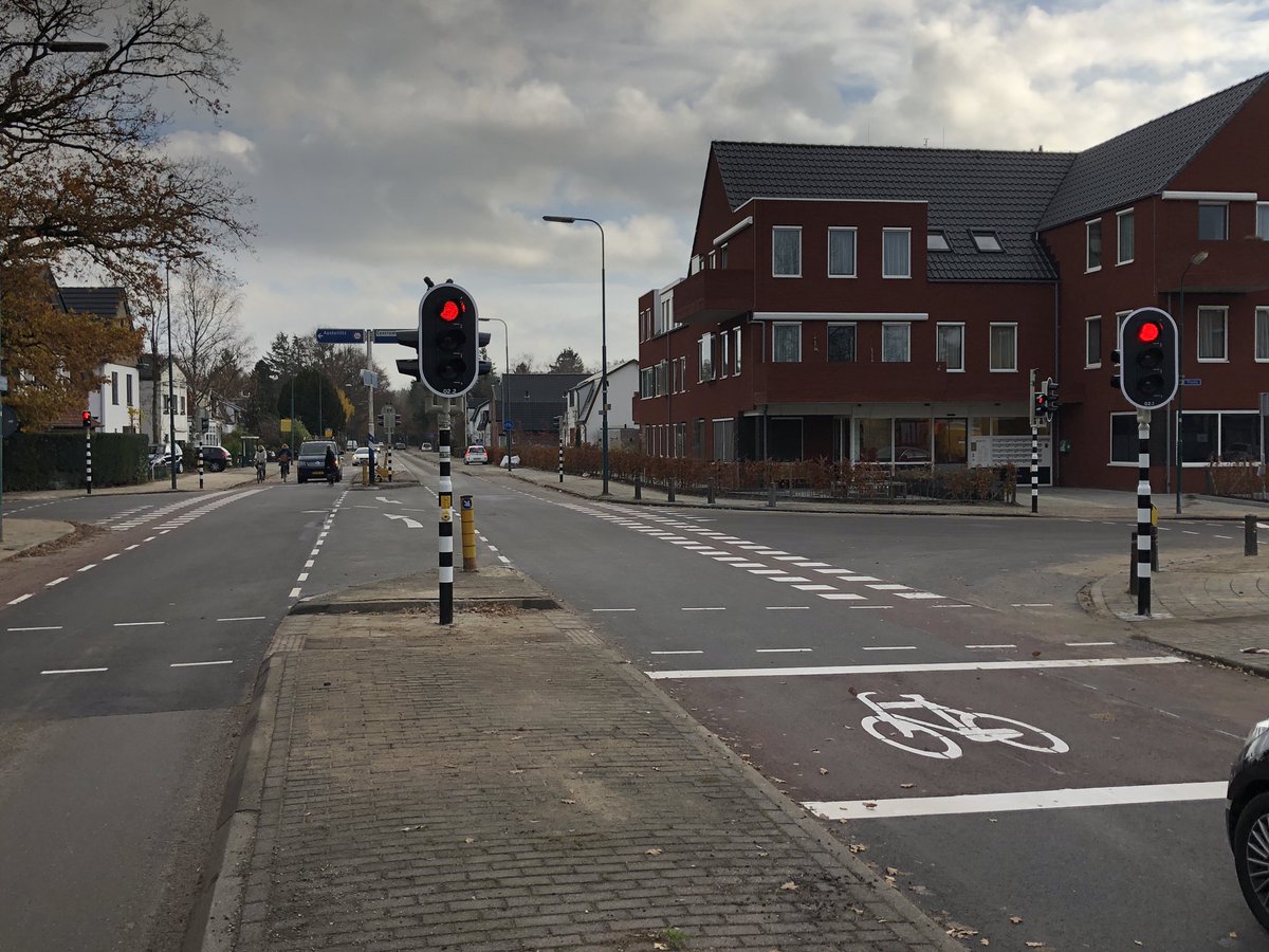 PascalSchepers's tweet image. Weer een kruising met nieuwe Vri en nieuw asfalt naar volle tevredenheid Arnhemsebovenweg / Traaij Driebergen in  gebruik genomen @MathijsPeters3 @heijmansnl @driebergen @gem_heuvelrug