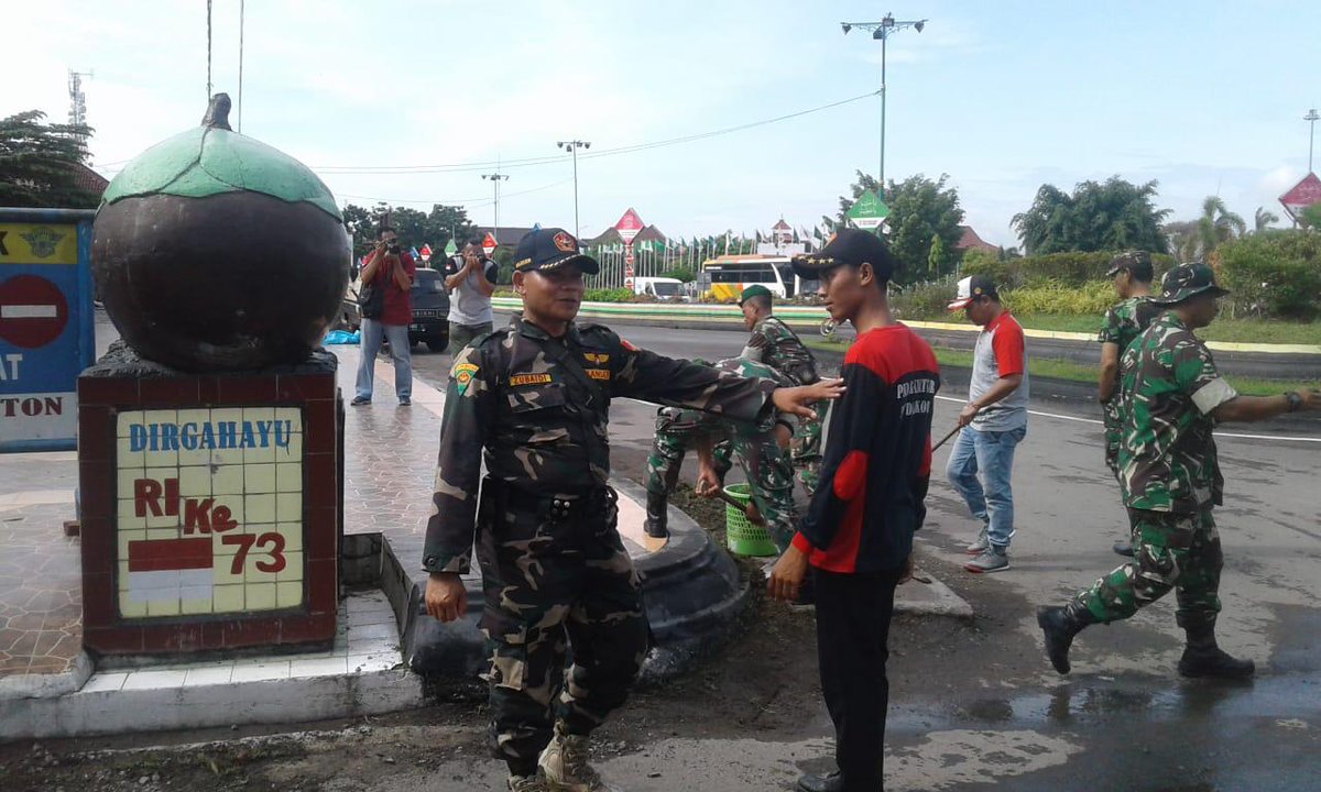 MMuncullagi's tweet photo. @bowo_swp  @EdyGypsum Dalam Rangka Karya Bakti Juang Kartika Kodim Demak melaksanakan kegiatan bersih - bersih Tempat Ibadah. Selain masjid, Banser dan TNI Kodim 0716 Demak membersihkan Klenteng di Demak. 

#KitaIniSama
#BanserMitraTNIPolri https://t.co/1UCoZFzJUK