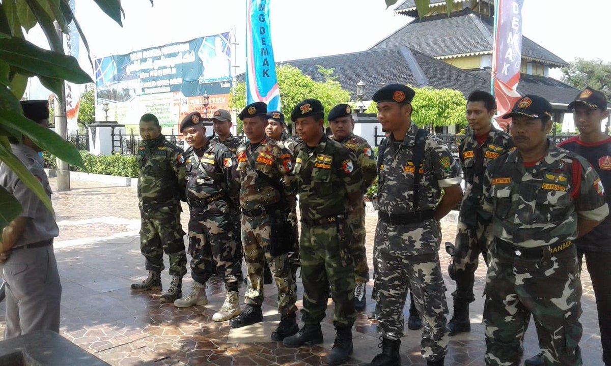 MMuncullagi's tweet photo. @bowo_swp  @EdyGypsum Dalam Rangka Karya Bakti Juang Kartika Kodim Demak melaksanakan kegiatan bersih - bersih Tempat Ibadah. Selain masjid, Banser dan TNI Kodim 0716 Demak membersihkan Klenteng di Demak. 

#KitaIniSama
#BanserMitraTNIPolri https://t.co/1UCoZFzJUK