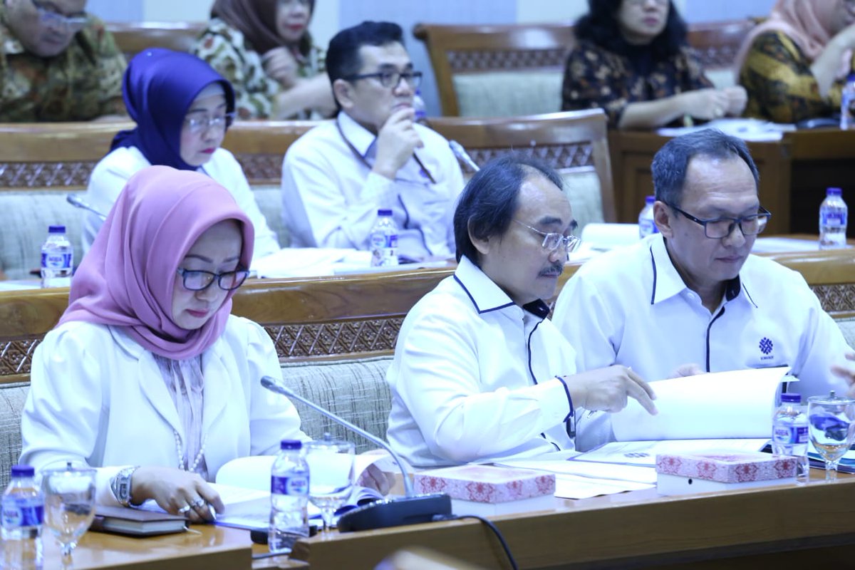KemnakerRI's tweet photo. Kemnaker mengikuti rapat kerja dengan Komisi IX DPR di Komplek Parlemen Senayan, Jakarta, Kamis (29/11). Raker ini membahas "Manfaat Jaminan Sosial sesuai Permen Nomor 7 Tahun 2017 sebagai wujud perlindungan PMI sesuai amanat UU Nomor 18 Tahun 2017". https://t.co/7lH5JKa91I