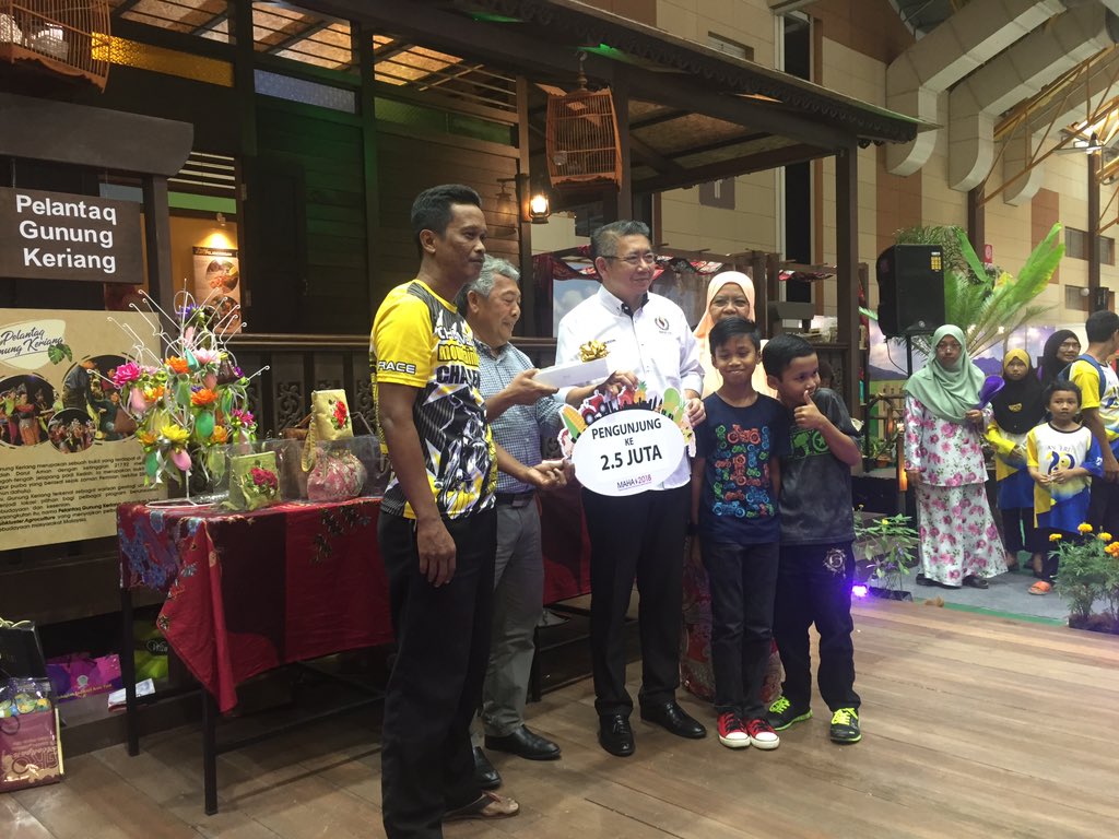 mada_malaysia's tweet photo. YBM Dato' Salahuddin Bin Ayub memberikan hadiah kepada Encik Safie Bin Sidek dari Putrajaya merupakan pengunjung yg ke 2.5 juta datang ke MAHA 2018. 

 #madamabeles
#OurFoodOurFuture 
#MAHA2018 
#AgroPelancongan https://t.co/HNPrYHVnGC