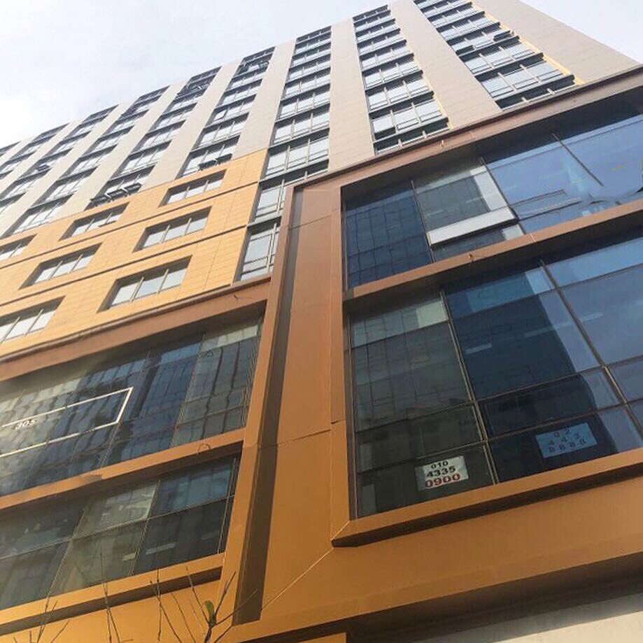 AlfrexUSA's tweet photo. #commercial #building being constructed with #Alfrex #fr #acm 👍
One of our most popular colors #champagne #gold and #fashiongray were used.
#architecture #design #construction #facade #material #mcm #firerate #cladding https://t.co/TxclxhTLwu