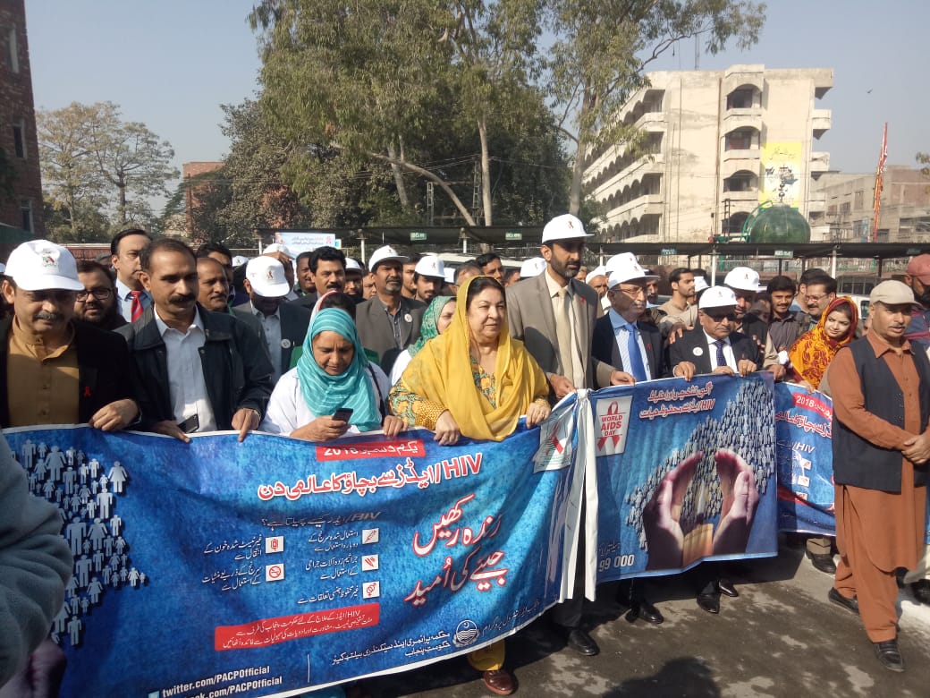 وزیر صحت <a href="/Dr_YasminRashid/">Dr. Yasmin Rashid</a> کی ڈی جی ہیلتھ ڈاکٹر منیر احمد، پراجیکٹ ڈائریکٹر ایڈز کنٹرول پروگرام ڈاکٹر عاصم الطاف اور شہریوں کے ہمراہ ایڈز کے عالمی دن کے موقع پر واک 

ایڈز لا علاج نہیں بلکہ پنجاب حکومت کے تحت بالکل مفت علاج فراہم کیا جاتا ہے،یاسمین راشد