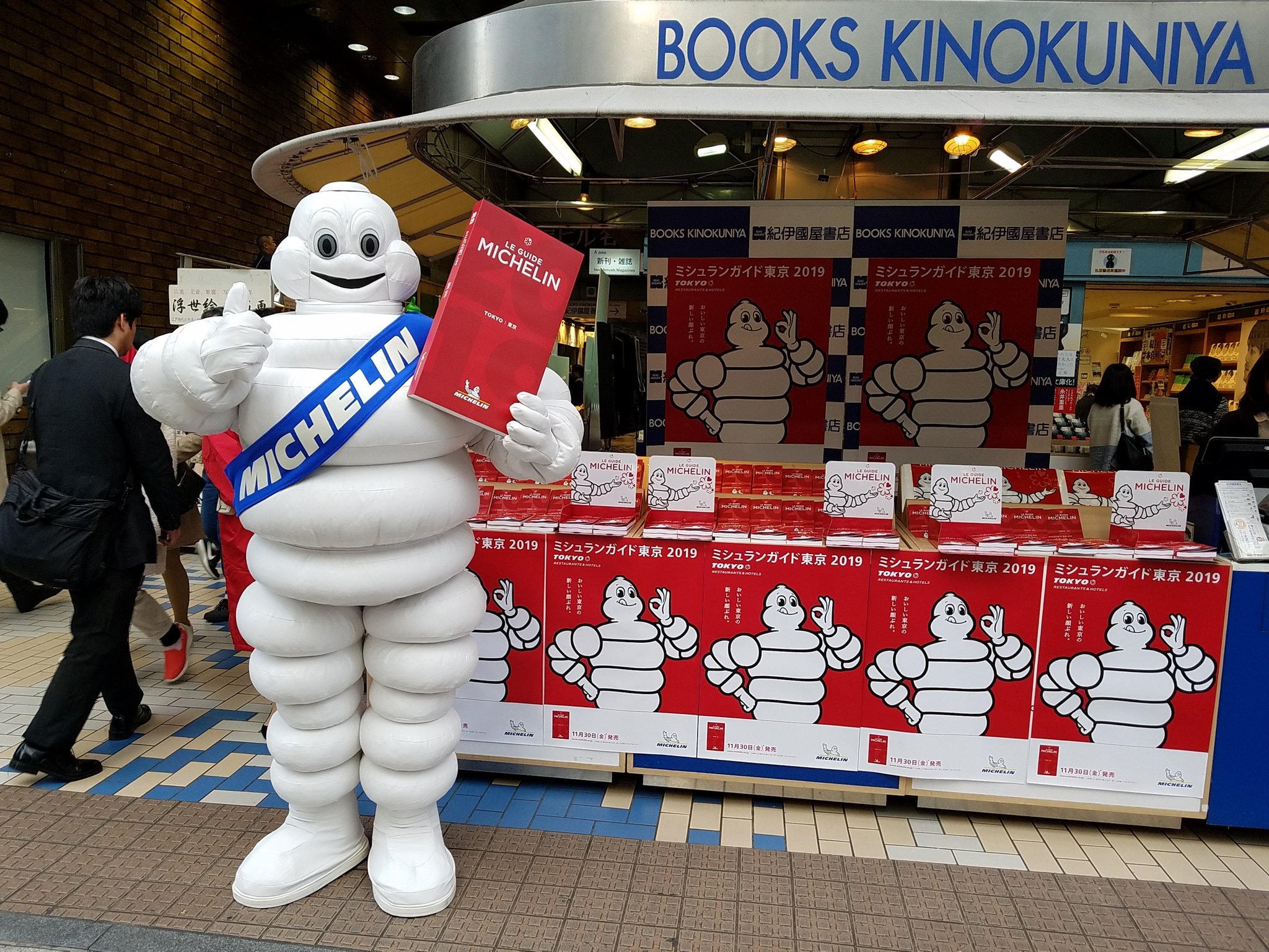 金蜜 へんなのいた と思ったら 日本でミシュランマンと呼ばれてるキャラクターらしい 調べたらフランスでbibendum 通称ビブ ムッシュ ビバンダムとも 友人に画像を送ったら ゴーストバスターズ呼べ と言われた 意味がわからなかったけど 金蜜 へんなのいた と思ったら 日本でミシュランマンと呼ばれてるキャラクターらしい 調べたらフランスでbibendum 通称ビブ ムッシュ ビバンダムとも 友人に画像を送ったら ゴーストバスターズ呼べ と言われた 意味がわからなかったけど