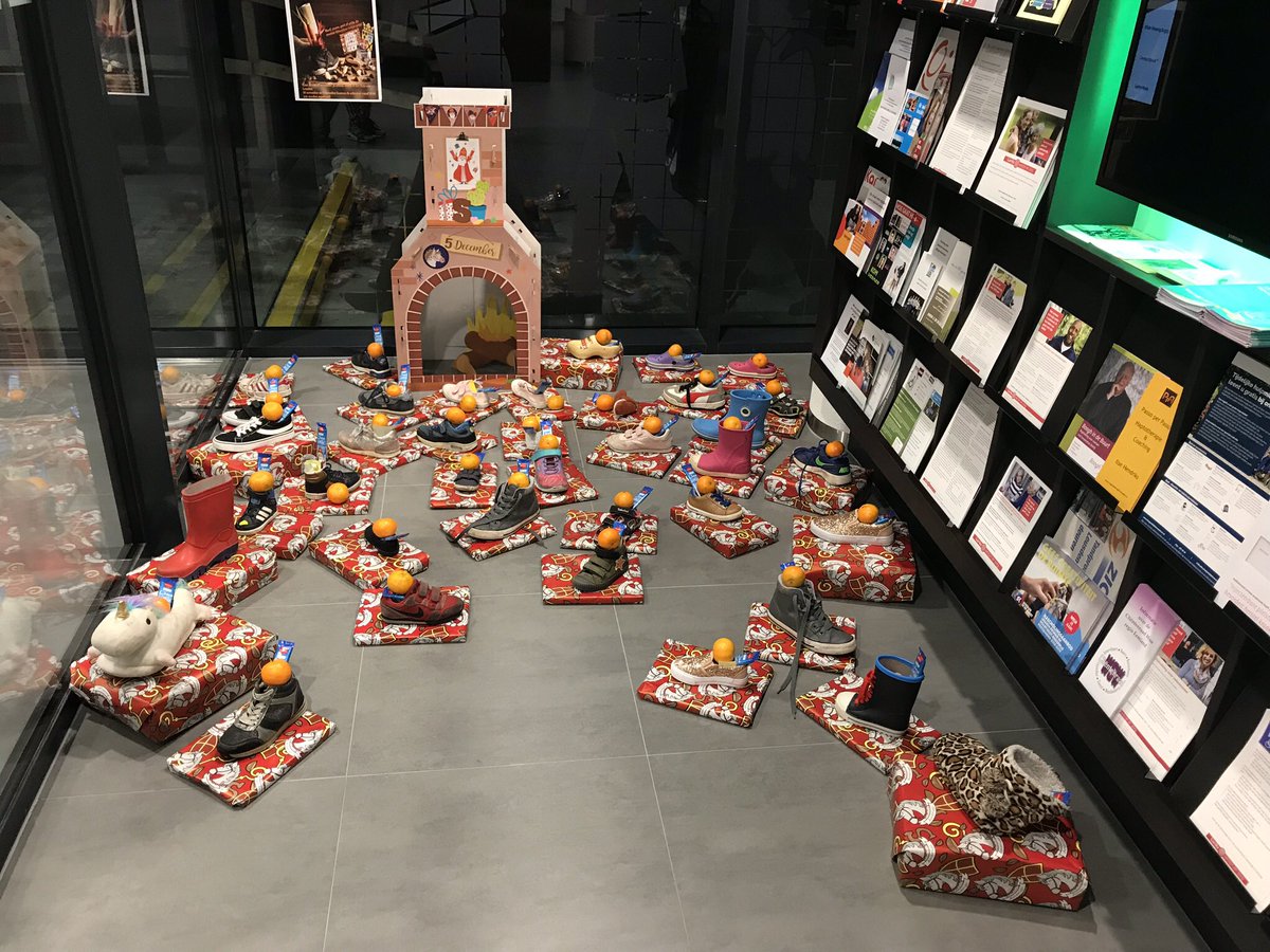 Voor Sint is het dit jaar een extra feest.
Want hij is in het nieuwe Huis van Leusden langs geweest.
De raad wilde namelijk zichtbaar zijn zo had hij vernomen.
Hij was benieuwd hoeveel kinderen hier op af waren gekomen. 

Sint dankt raad <a href="/Gem_Leusden/">Gemeente Leusden</a> en Voila voor dit initiatief