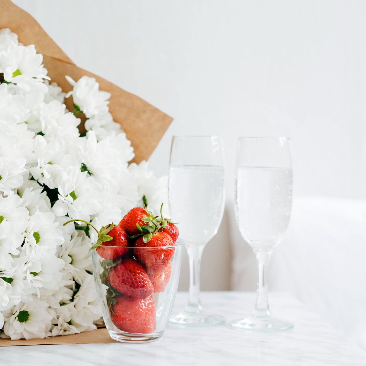 therealmeet's tweet photo. Always an occasion for flowers 🌹 #tgif #datenight https://t.co/pZe2uH4OXA