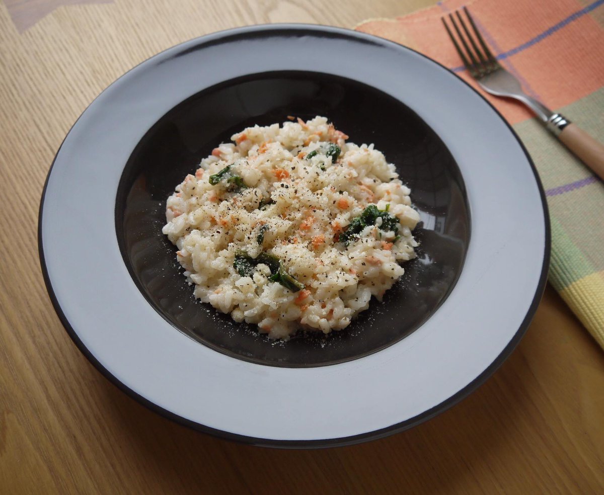 カテエネコ 公式 Pa Twitter 今日は晩御飯に 鮭フレークリゾット を作ったニャ 耐熱容器にご飯80g 粉チーズ大さじ2 コンソメ 少々 胡椒少々 牛乳大さじ3 水大さじ3 鮭フレーク大さじ1 冷凍ほうれん草gを入れて混ぜる ふんわりとラップし600wのレンジ