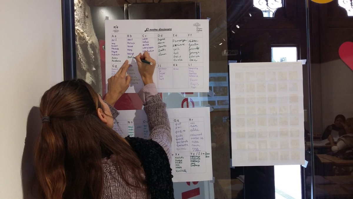 CNLGirona's tweet image. Els alumnes de #Bàsic1 de #Llagostera han fet el seu propi #diccionari i moltes més activitats per commemorar l&apos;#AnyFabra #CursosDeCatalà #AprenemJunts #EnsDivertimAClasse