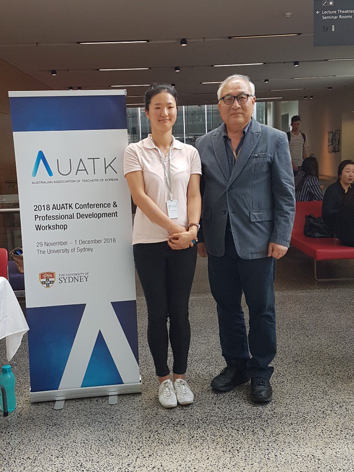 JinyangLee5's tweet photo. Today, I met many insightful researchers who make so mush effort to find the best ways to teach languages. What an inspirational day! @StrathfieldSPS #withDr.Shin https://t.co/vQ0qMOJg5w
