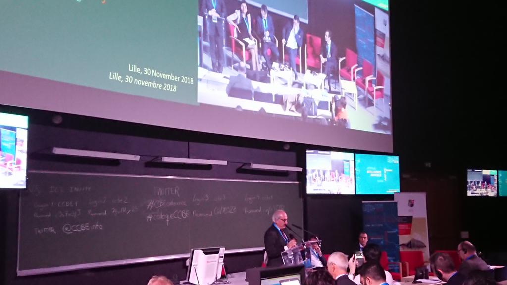 El Presidente electo <a href="/CCBEinfo/">CCBE</a> José de Freitas abre la #CCBEconference "Inteligencia artificial, Justicia humana" con el cuento de un joven algoritmo que quería ser abogado. Detrás, una pizarra y varias pantallas. ccbeconference.eu/en/