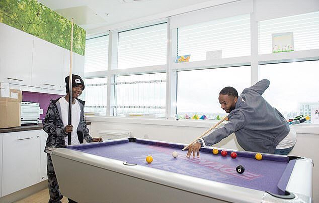 Sporf's tweet image. 🙏 Raheem @Sterling7 joined a campaign to find cancer fighter Damary Dawkins a stem cell donor...

👏... and on his day off, visited him in a hospital in London to help lift the youngster who is battling Leukaemia. 

💙 A wonderful gesture.