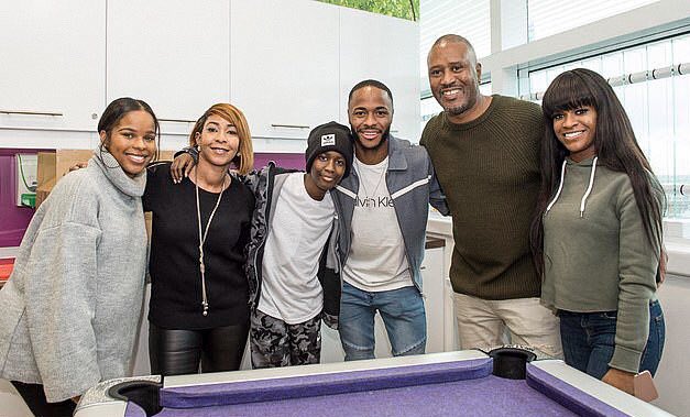 Sporf's tweet image. 🙏 Raheem @Sterling7 joined a campaign to find cancer fighter Damary Dawkins a stem cell donor...

👏... and on his day off, visited him in a hospital in London to help lift the youngster who is battling Leukaemia. 

💙 A wonderful gesture.