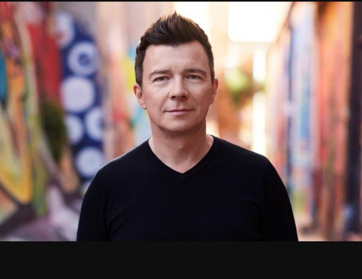 QuiffRick's tweet image. I maybe bias being @rickastley head jockey but boy the guy scrubs up well...with me @QuiffRick taking center stage...and of course I'm bias...we're cool and dare I stay it...full on pucker! 😆👌 x