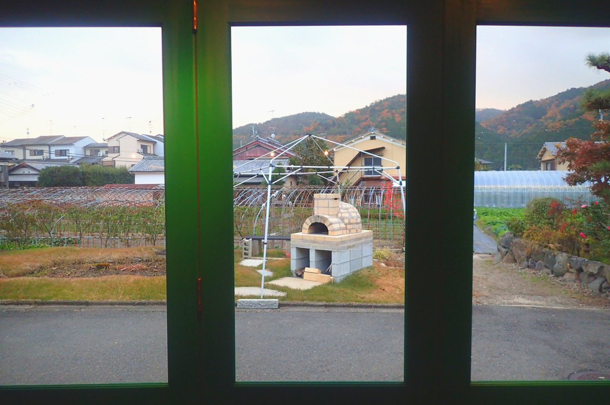 《  12月  》
京都の上賀茂にある佐右衛門カフェの壁に野菜の絵を描かせて頂きます😌✨🍅

生で食べられるカブや大根、
トマトやとっても大きいほうれん草などの地野菜を空気が綺麗な上賀茂で育てています。

わたしもカブをちょっとお塩につけて丸かじりしましたが…こりゃはまります。